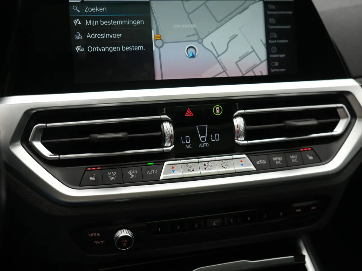330e Luxury Line PHEV 293pk Dealer O.H. | Trekhaak Af Fabriek | Panodak | 360 Camera | Lederen Sportstoelen Memory & Verwarmd | Keyless | Blis | Sfeerverlichting | Apple Carplay | Navigatie 
