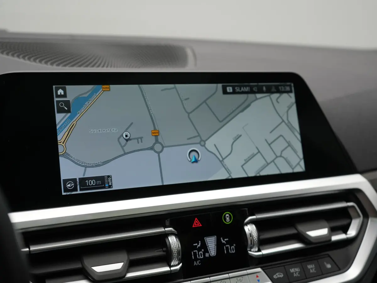 330e Luxury Line PHEV 293pk Dealer O.H. | Trekhaak Af Fabriek | Panodak | 360 Camera | Lederen Sportstoelen Memory & Verwarmd | Keyless | Blis | Sfeerverlichting | Apple Carplay | Navigatie 
