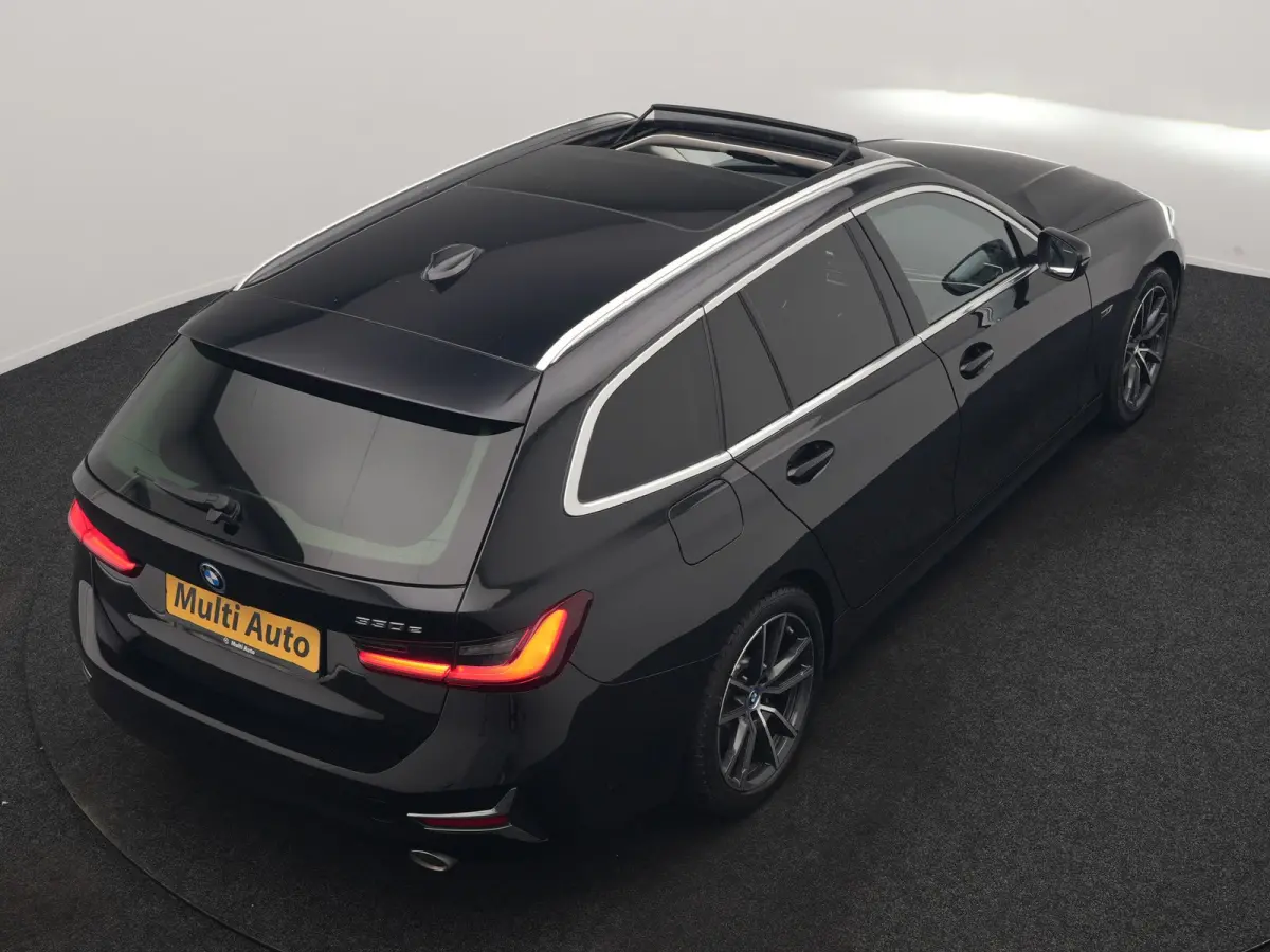 330e Luxury Line PHEV 293pk Dealer O.H. | Trekhaak Af Fabriek | Panodak | 360 Camera | Lederen Sportstoelen Memory & Verwarmd | Keyless | Blis | Sfeerverlichting | Apple Carplay | Navigatie 