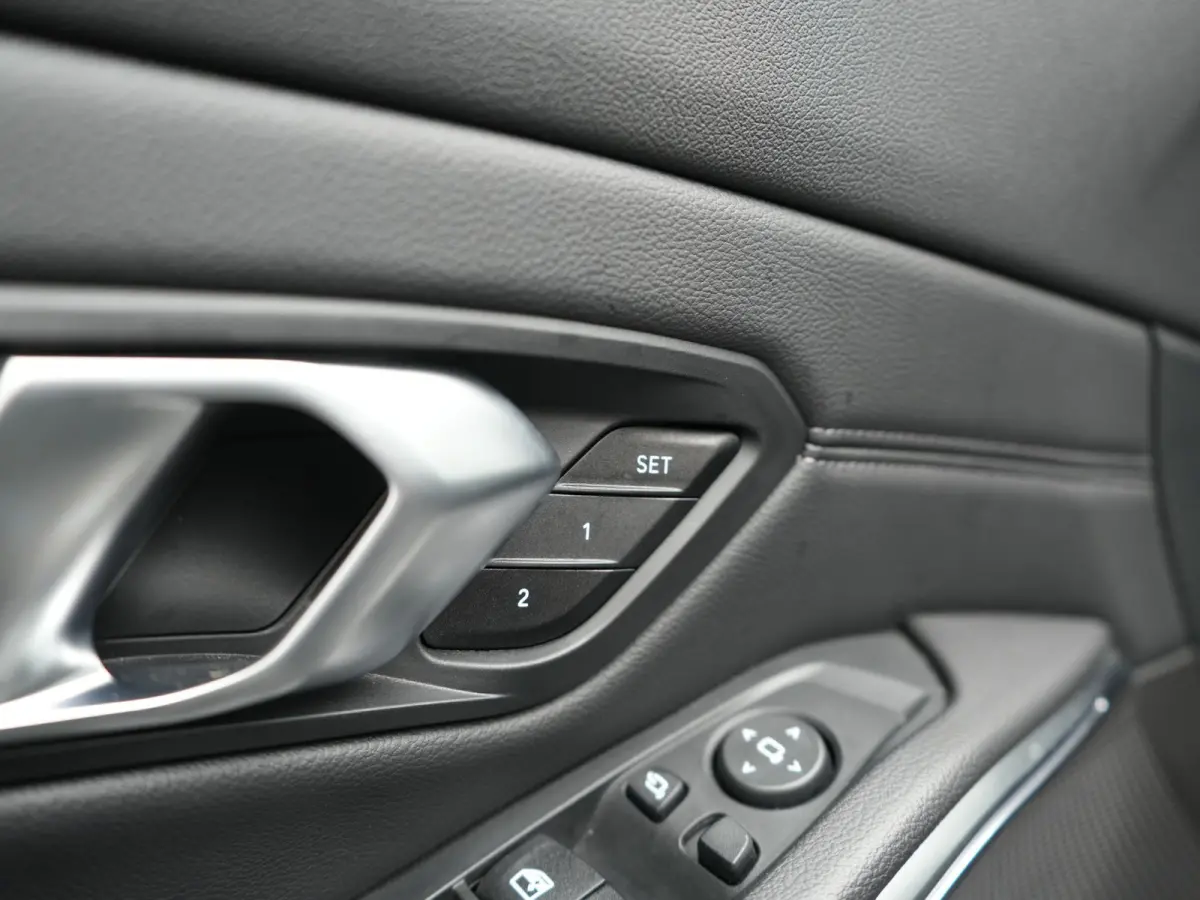 330e Luxury Line PHEV 293pk Dealer O.H. | Trekhaak Af Fabriek | Panodak | 360 Camera | Lederen Sportstoelen Memory & Verwarmd | Keyless | Blis | Sfeerverlichting | Apple Carplay | Navigatie 