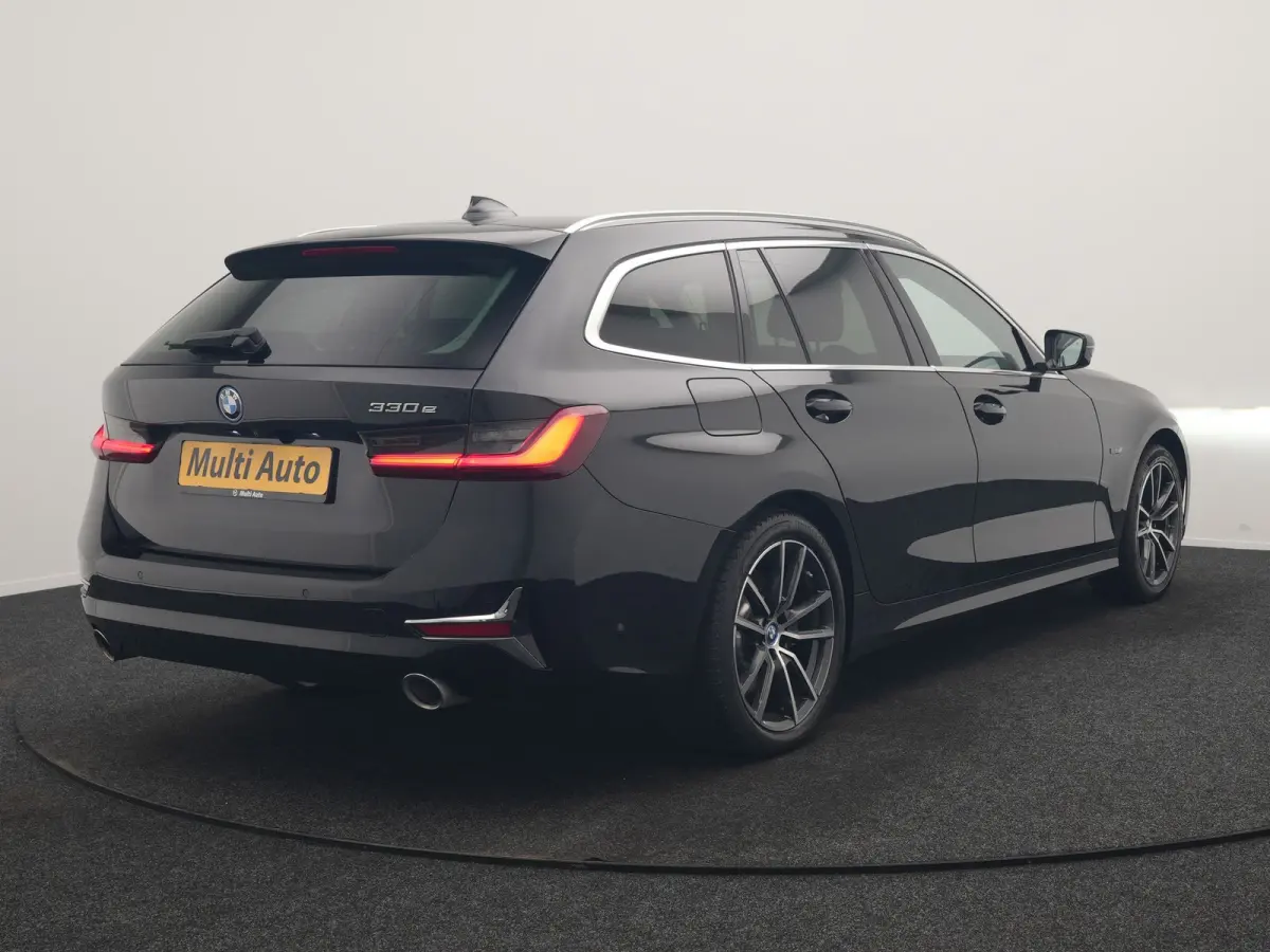 330e Luxury Line PHEV 293pk Dealer O.H. | Trekhaak Af Fabriek | Panodak | 360 Camera | Lederen Sportstoelen Memory & Verwarmd | Keyless | Blis | Sfeerverlichting | Apple Carplay | Navigatie 