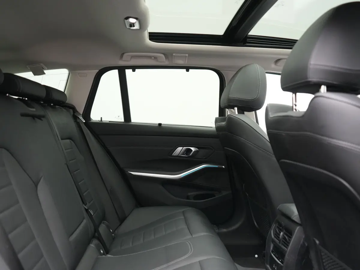 330e Luxury Line PHEV 293pk Dealer O.H. | Trekhaak Af Fabriek | Panodak | 360 Camera | Lederen Sportstoelen Memory & Verwarmd | Keyless | Blis | Sfeerverlichting | Apple Carplay | Navigatie 