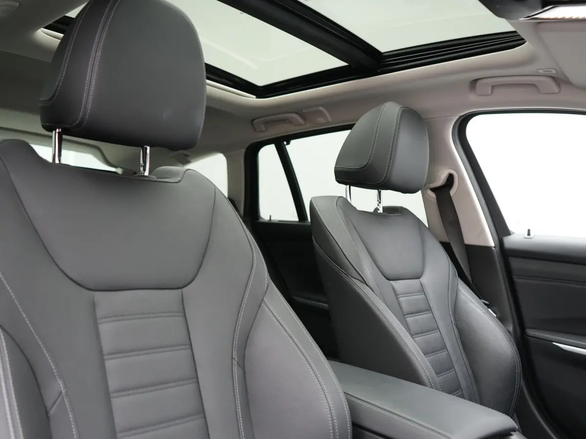 330e Luxury Line PHEV 293pk Dealer O.H. | Trekhaak Af Fabriek | Panodak | 360 Camera | Lederen Sportstoelen Memory & Verwarmd | Keyless | Blis | Sfeerverlichting | Apple Carplay | Navigatie 