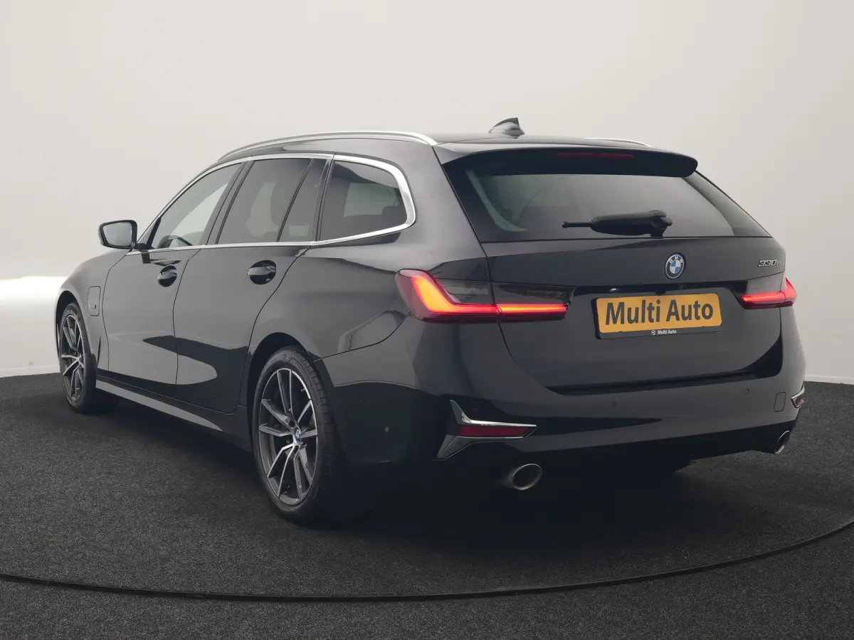 330e Luxury Line PHEV 293pk Dealer O.H. | Trekhaak Af Fabriek | Panodak | 360 Camera | Lederen Sportstoelen Memory & Verwarmd | Keyless | Blis | Sfeerverlichting | Apple Carplay | Navigatie 