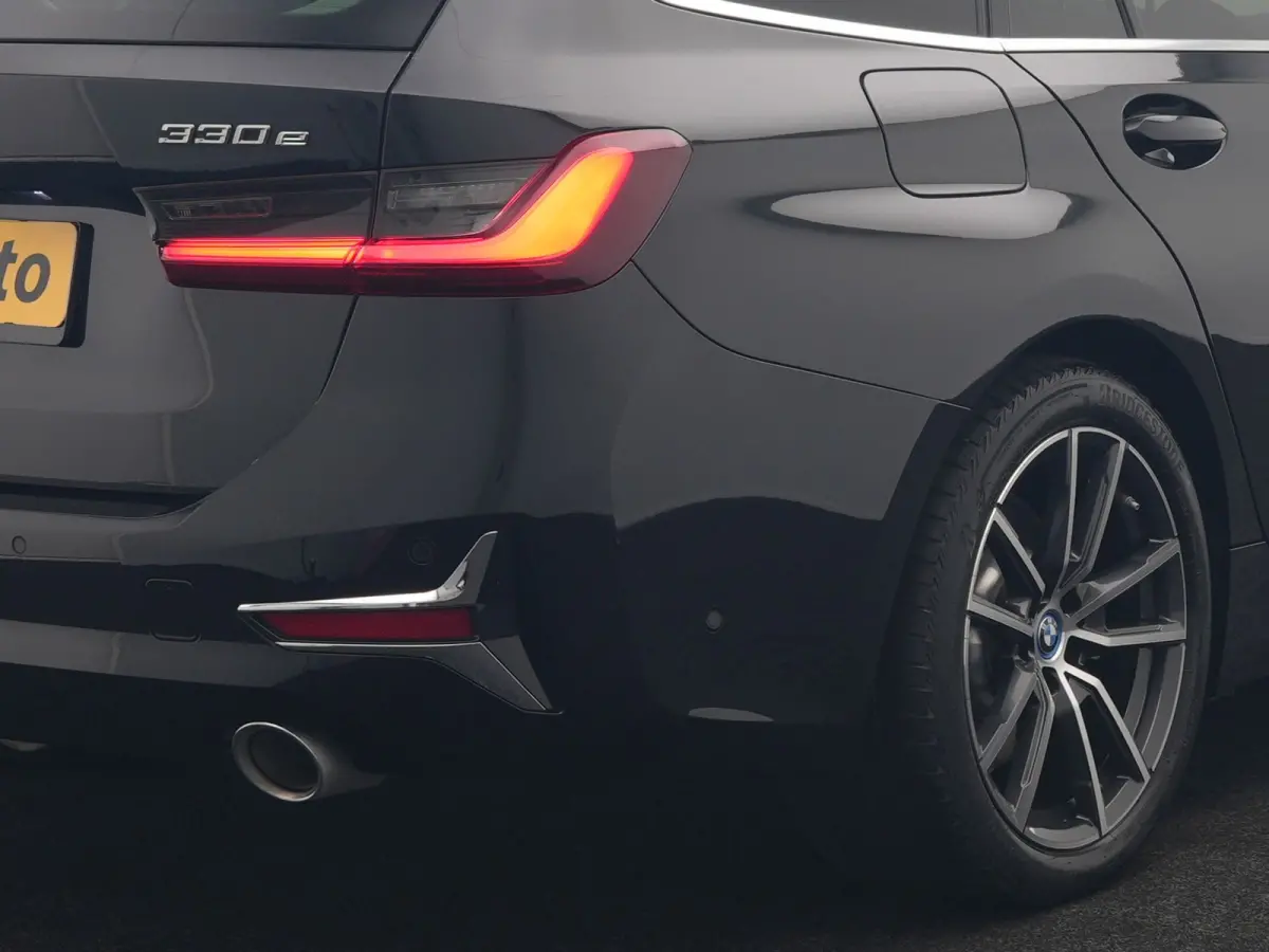 330e Luxury Line PHEV 293pk Dealer O.H. | Trekhaak Af Fabriek | Panodak | 360 Camera | Lederen Sportstoelen Memory & Verwarmd | Keyless | Blis | Sfeerverlichting | Apple Carplay | Navigatie 