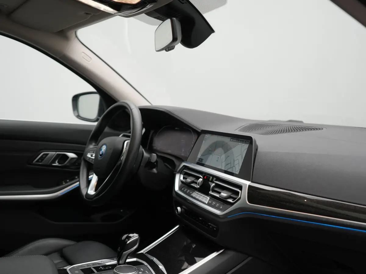 330e Luxury Line PHEV 293pk Dealer O.H. | Trekhaak Af Fabriek | Panodak | 360 Camera | Lederen Sportstoelen Memory & Verwarmd | Keyless | Blis | Sfeerverlichting | Apple Carplay | Navigatie 