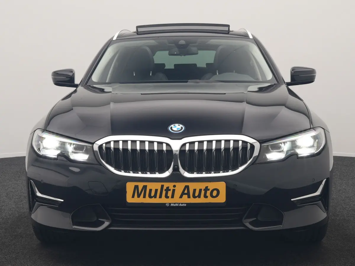 330e Luxury Line PHEV 293pk Dealer O.H. | Trekhaak Af Fabriek | Panodak | 360 Camera | Lederen Sportstoelen Memory & Verwarmd | Keyless | Blis | Sfeerverlichting | Apple Carplay | Navigatie 
