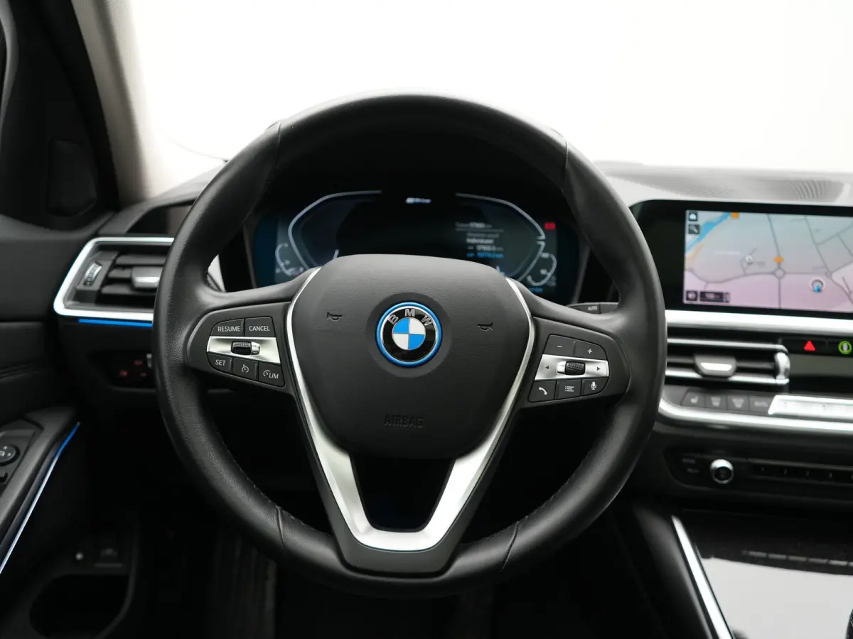 330e Luxury Line PHEV 293pk Dealer O.H. | Trekhaak Af Fabriek | Panodak | 360 Camera | Lederen Sportstoelen Memory & Verwarmd | Keyless | Blis | Sfeerverlichting | Apple Carplay | Navigatie 