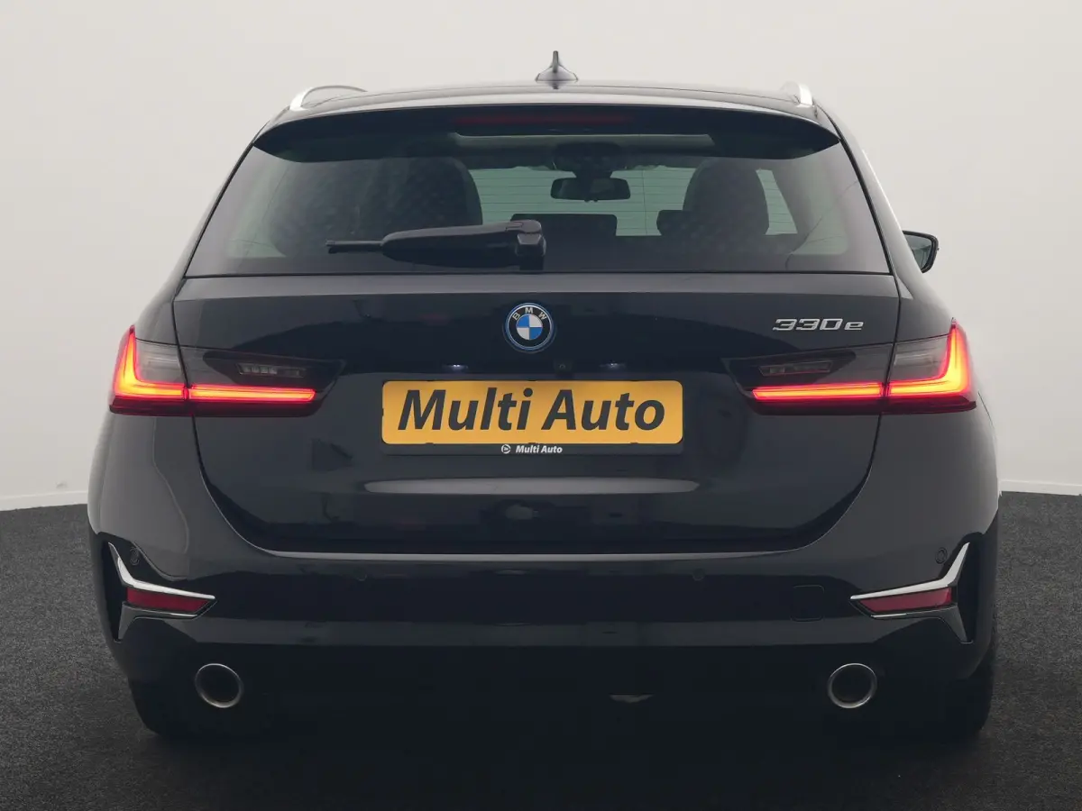 330e Luxury Line PHEV 293pk Dealer O.H. | Trekhaak Af Fabriek | Panodak | 360 Camera | Lederen Sportstoelen Memory & Verwarmd | Keyless | Blis | Sfeerverlichting | Apple Carplay | Navigatie 