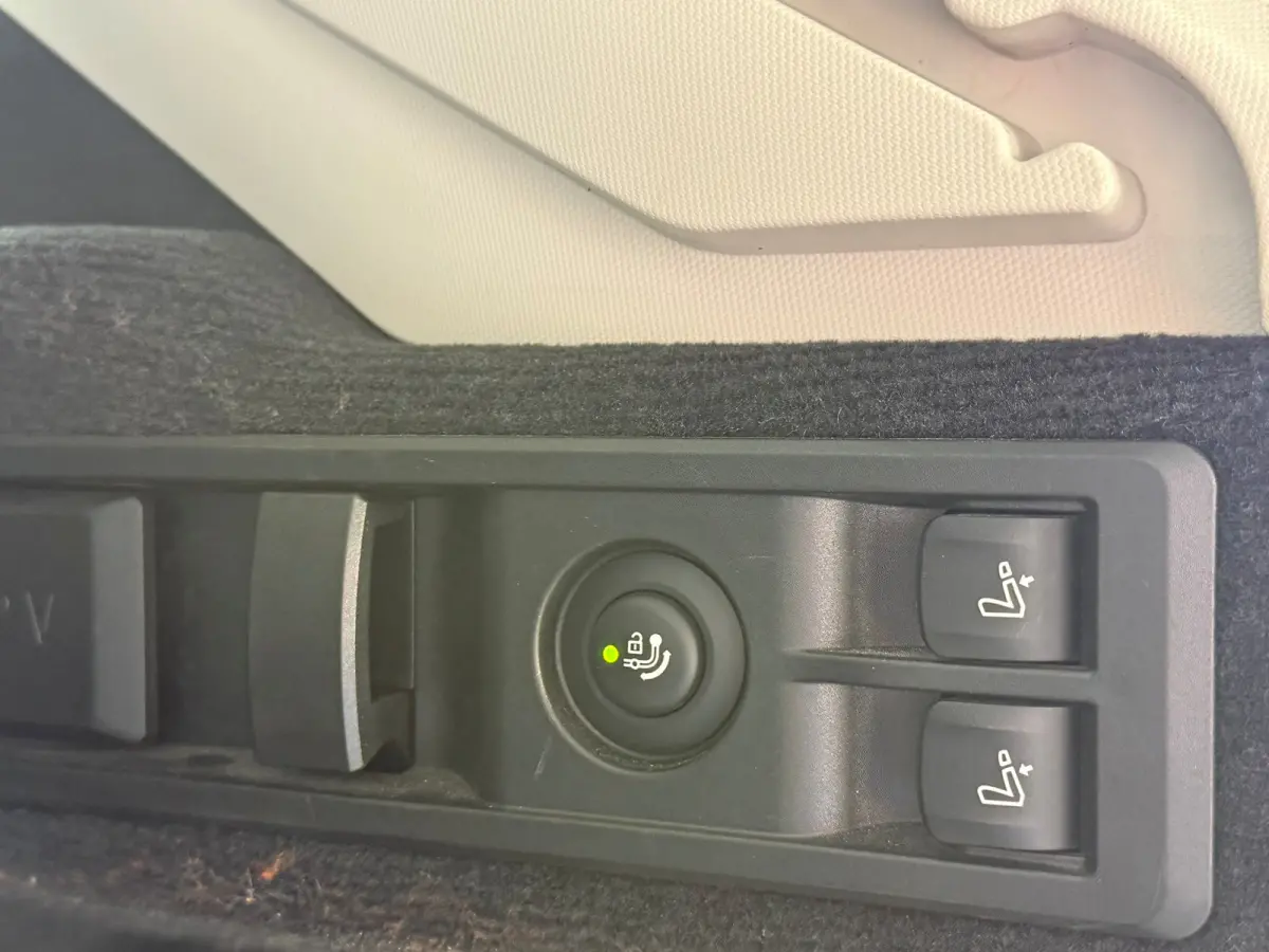 330e Luxury Line PHEV 293pk Dealer O.H. | Trekhaak Af Fabriek | Panodak | 360 Camera | Lederen Sportstoelen Memory & Verwarmd | Keyless | Blis | Sfeerverlichting | Apple Carplay | Navigatie 