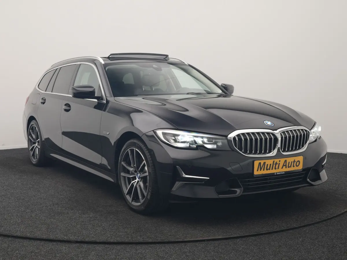 330e Luxury Line PHEV 293pk Dealer O.H. | Trekhaak Af Fabriek | Panodak | 360 Camera | Lederen Sportstoelen Memory & Verwarmd | Keyless | Blis | Sfeerverlichting | Apple Carplay | Navigatie 