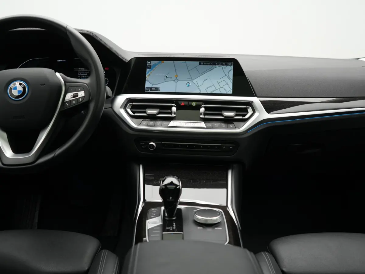 330e Luxury Line PHEV 293pk Dealer O.H. | Trekhaak Af Fabriek | Panodak | 360 Camera | Lederen Sportstoelen Memory & Verwarmd | Keyless | Blis | Sfeerverlichting | Apple Carplay | Navigatie 