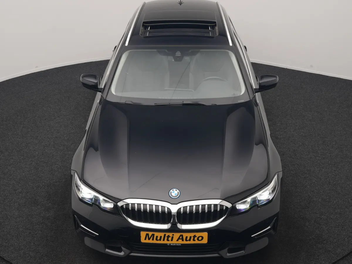 330e Luxury Line PHEV 293pk Dealer O.H. | Trekhaak Af Fabriek | Panodak | 360 Camera | Lederen Sportstoelen Memory & Verwarmd | Keyless | Blis | Sfeerverlichting | Apple Carplay | Navigatie 