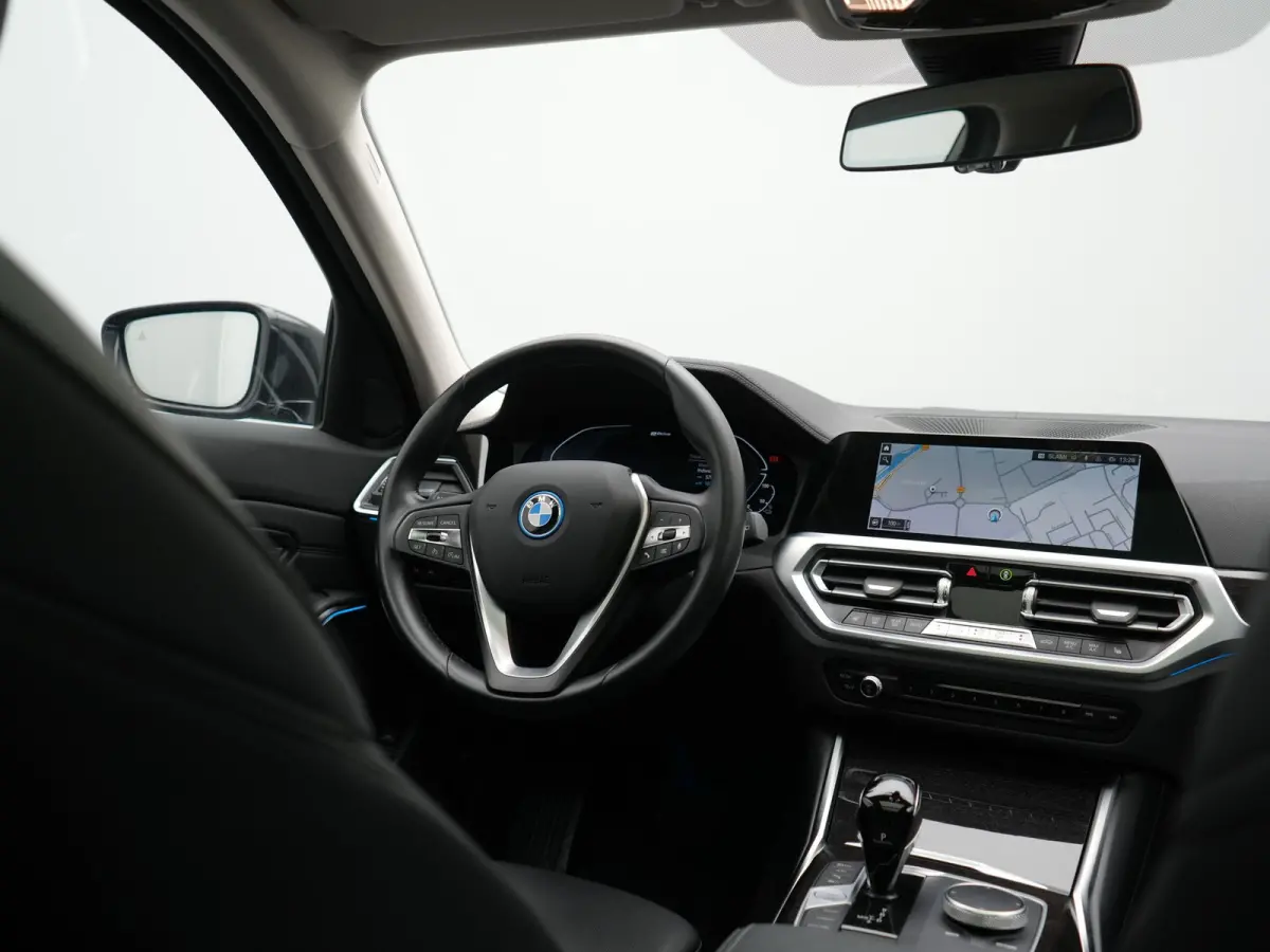 330e Luxury Line PHEV 293pk Dealer O.H. | Trekhaak Af Fabriek | Panodak | 360 Camera | Lederen Sportstoelen Memory & Verwarmd | Keyless | Blis | Sfeerverlichting | Apple Carplay | Navigatie 