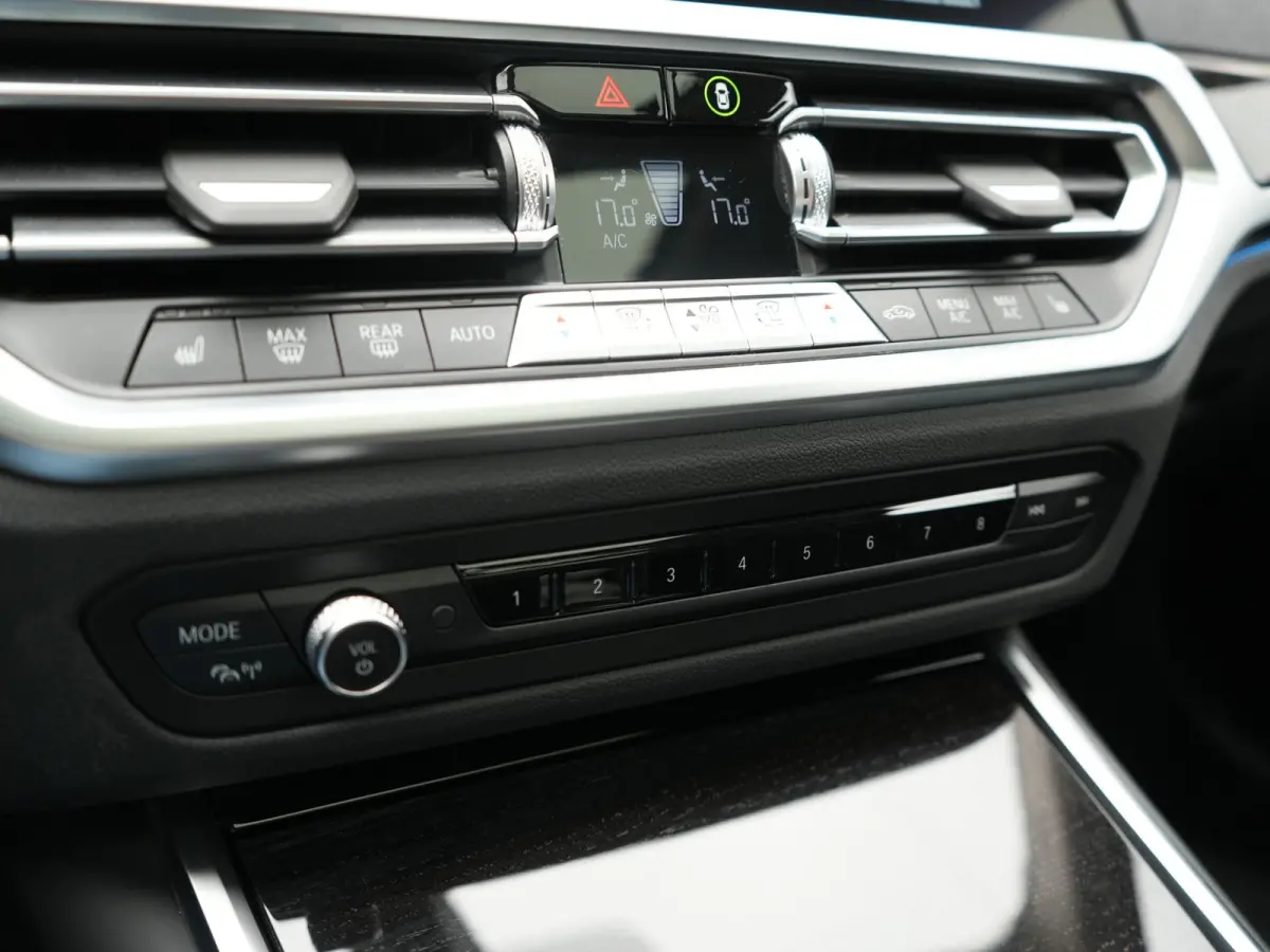 330e Luxury Line PHEV 293pk Dealer O.H. | Trekhaak Af Fabriek | Panodak | 360 Camera | Lederen Sportstoelen Memory & Verwarmd | Keyless | Blis | Sfeerverlichting | Apple Carplay | Navigatie 