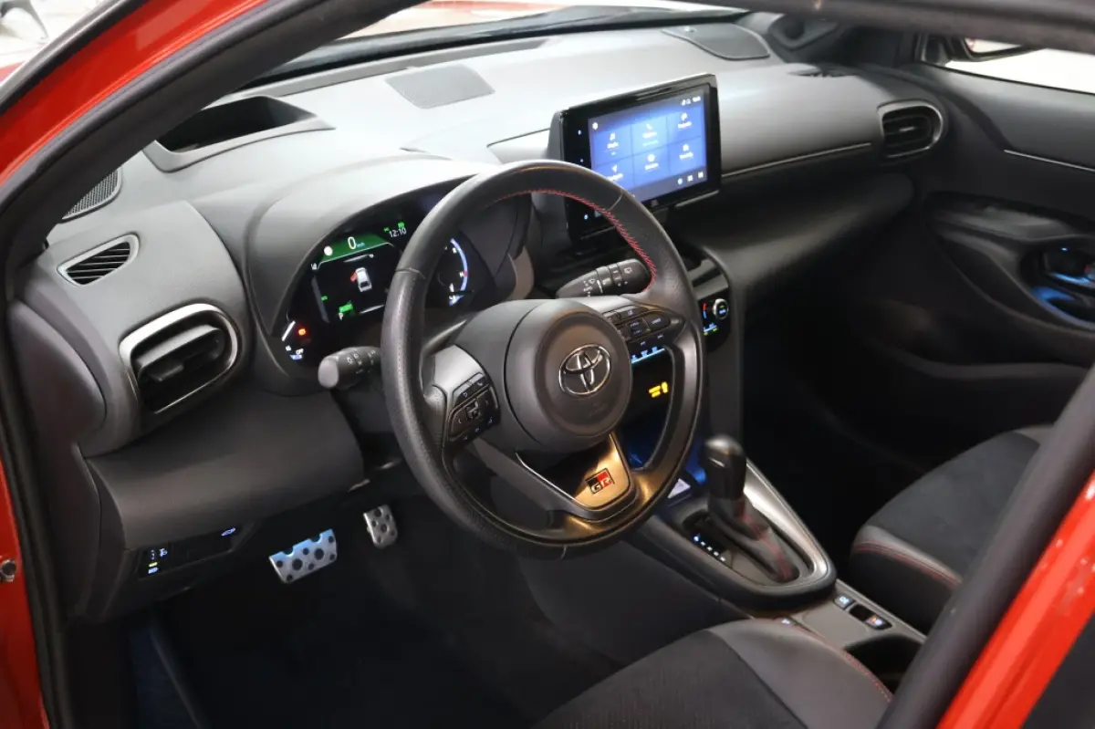 1.5 Hybrid GR Sport | Two-Tone | HUD