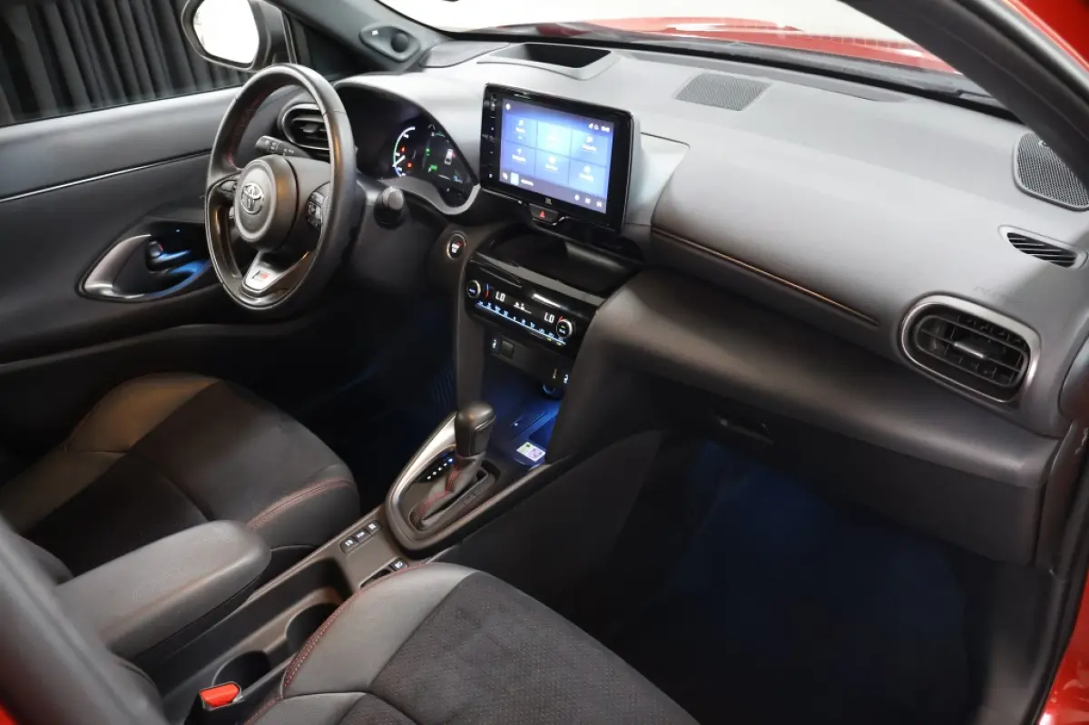 1.5 Hybrid GR Sport | Two-Tone | HUD