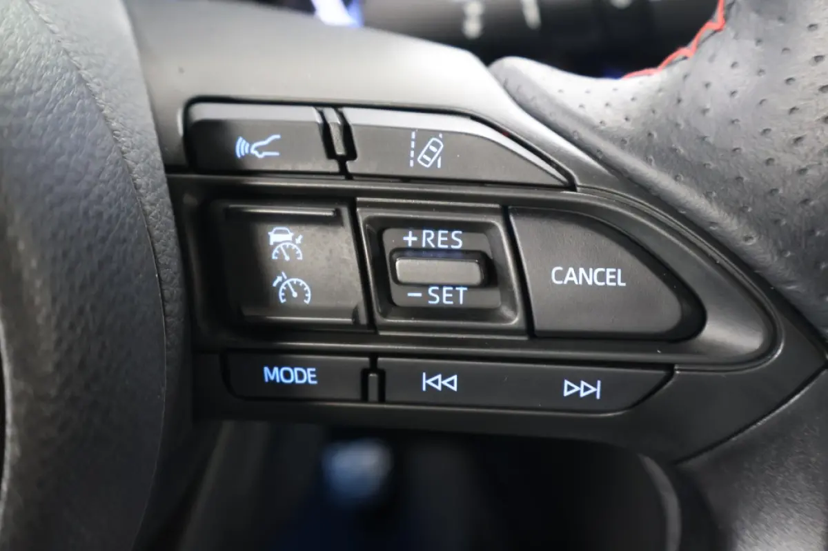 1.5 Hybrid GR Sport | Two-Tone | HUD