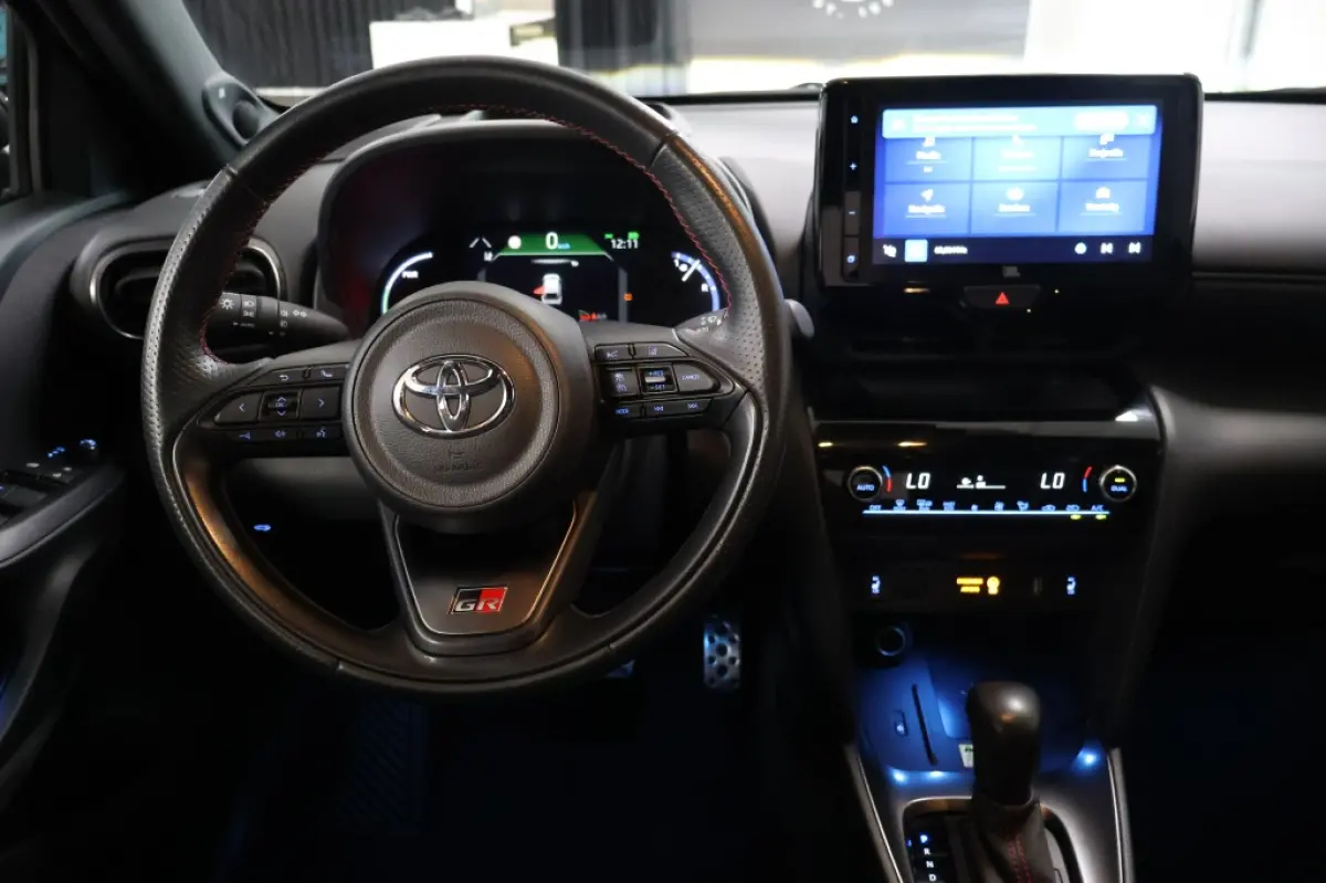 1.5 Hybrid GR Sport | Two-Tone | HUD