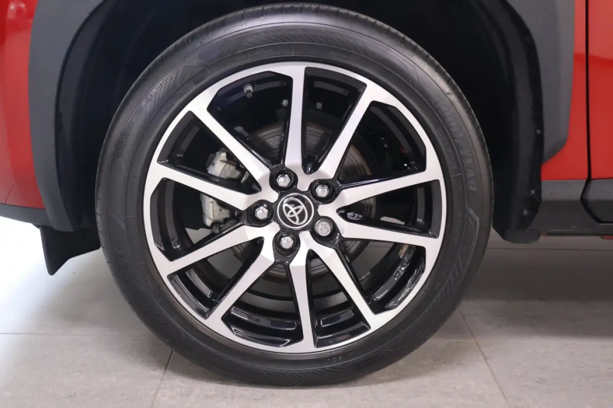 1.5 Hybrid GR Sport | Two-Tone | HUD