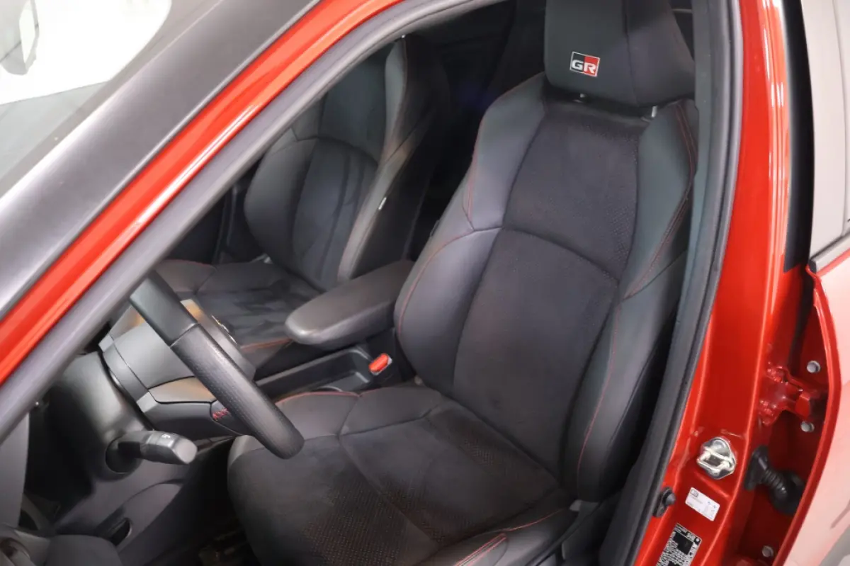 1.5 Hybrid GR Sport | Two-Tone | HUD