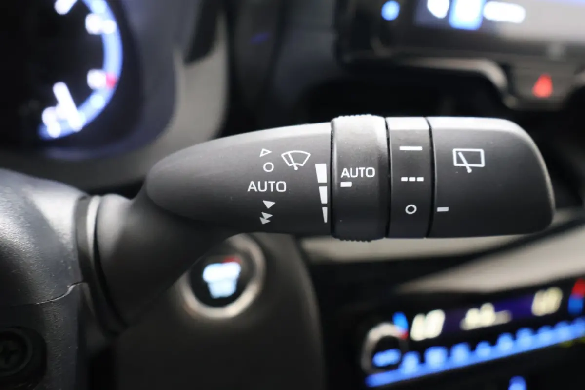 1.5 Hybrid GR Sport | Two-Tone | HUD