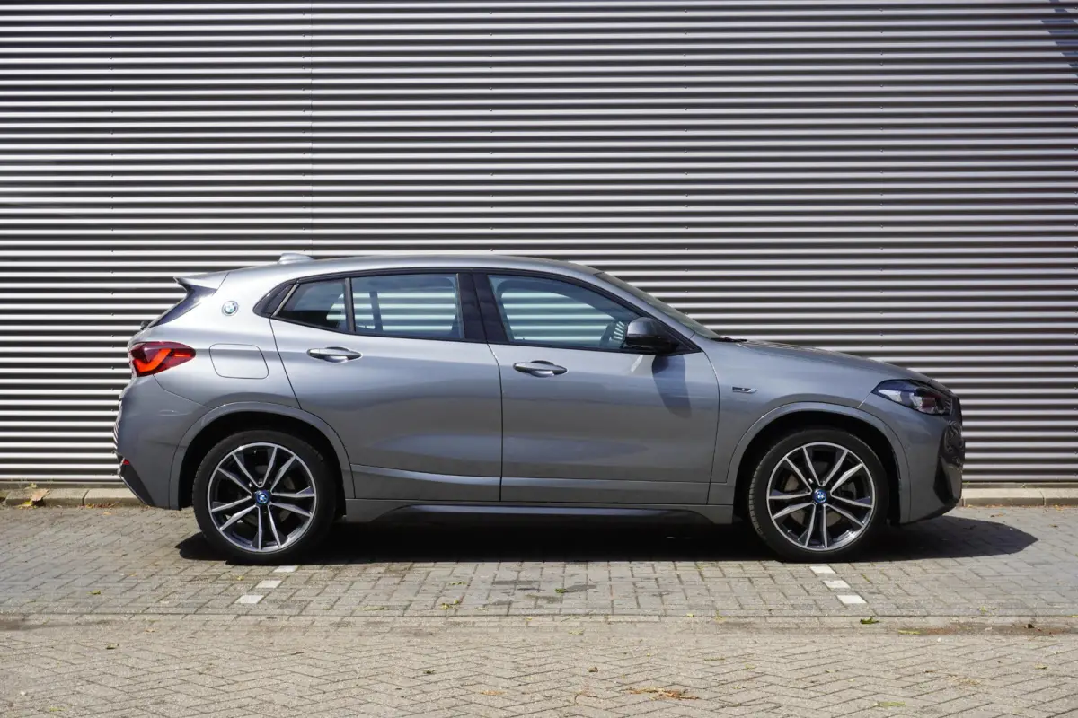 xDrive25e High Executive | M Sportpakket | Stuurwielrand verwarmd | BMW Head-Up Display | HiFi System | Achteruitrijcamera |