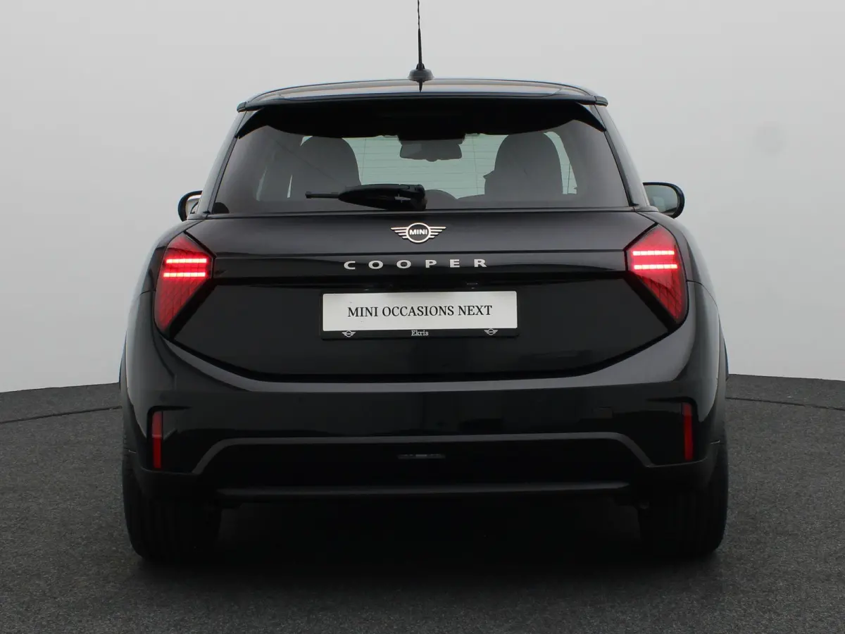 Cooper C Blackyard + Parking Assistant + Driving Assistant + Elektrisch verwarmde voorstoelen + 17''