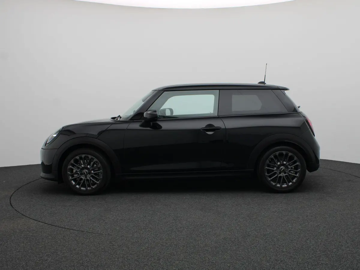 Cooper C Blackyard + Parking Assistant + Driving Assistant + Elektrisch verwarmde voorstoelen + 17''