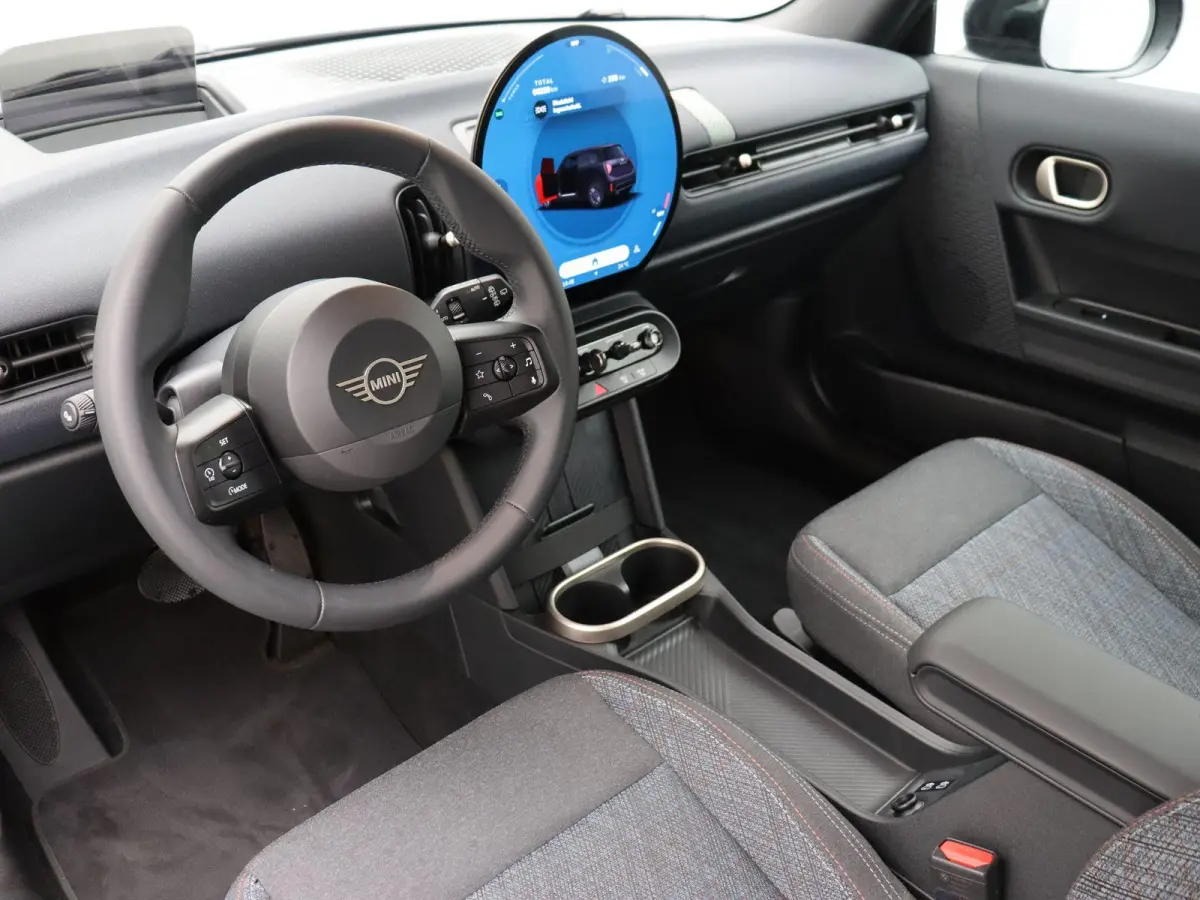 Cooper C Blackyard + Parking Assistant + Driving Assistant + Elektrisch verwarmde voorstoelen + 17''