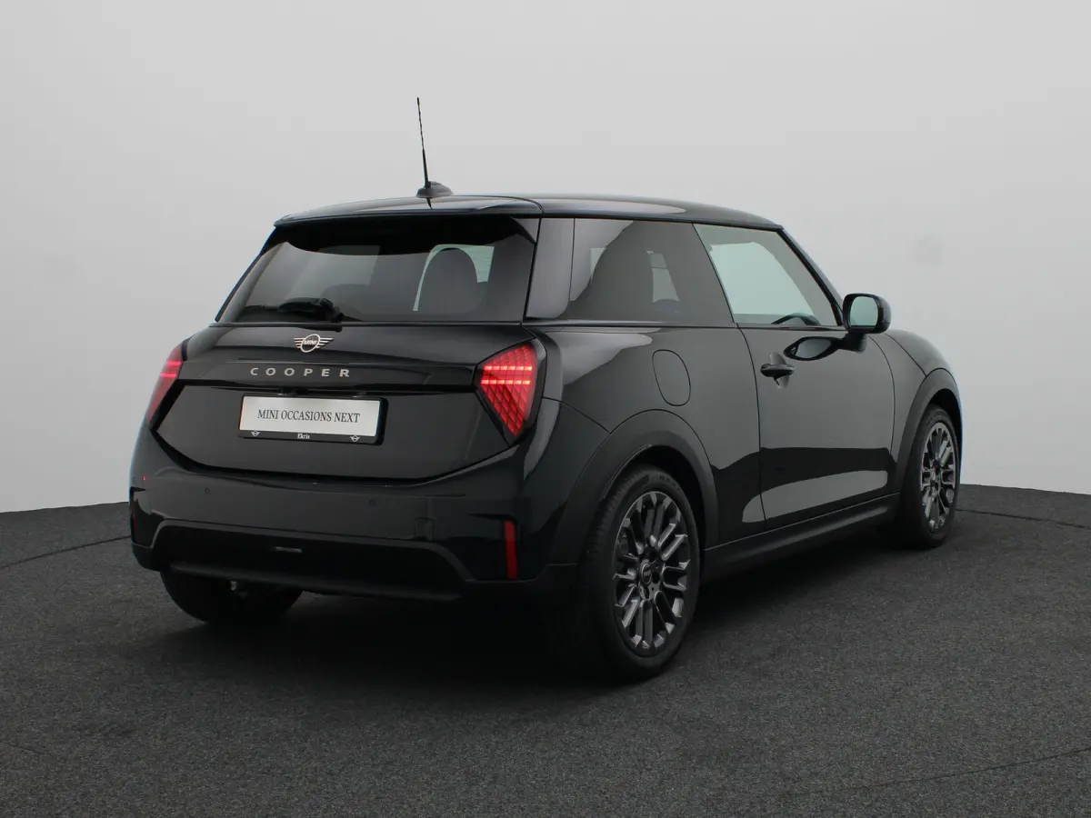 Cooper C Blackyard + Parking Assistant + Driving Assistant + Elektrisch verwarmde voorstoelen + 17''