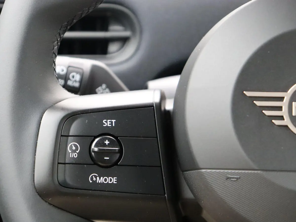 Cooper C Blackyard + Parking Assistant + Driving Assistant + Elektrisch verwarmde voorstoelen + 17''