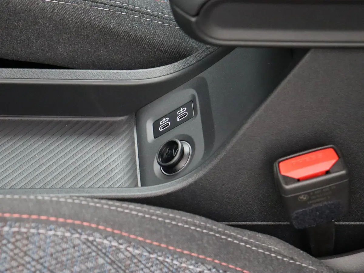 Cooper C Blackyard + Parking Assistant + Driving Assistant + Elektrisch verwarmde voorstoelen + 17''