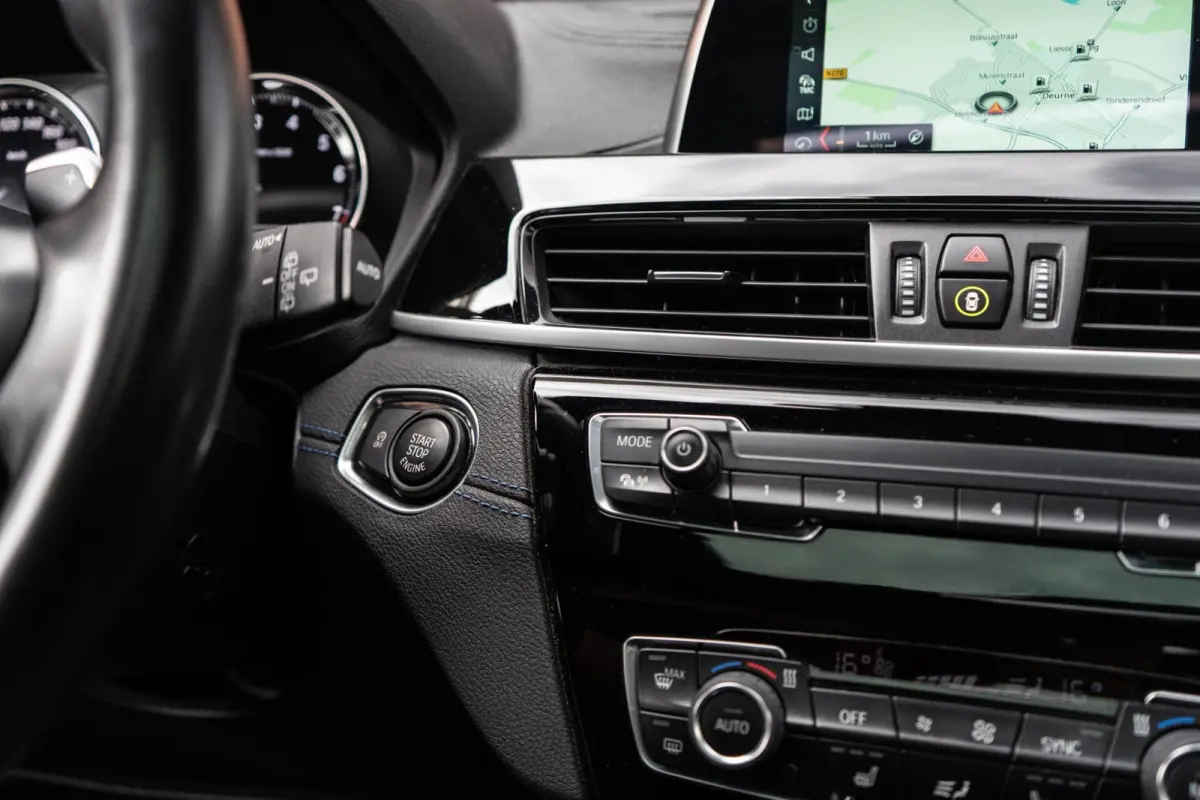 sDrive20i M-Sport Pano / H&K / Camera