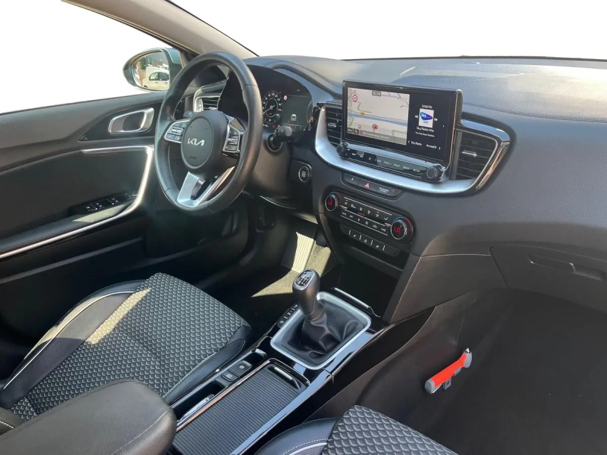 1.0 T-GDi DynamicPlusLine | Apple Carplay / Android Auto | Navigatiesysteem | Stoel + Stuurverwarming | Licht + Regensensor | Parkeersensoren Voor + Achter | Camera Achter | Elektrisch Bedie