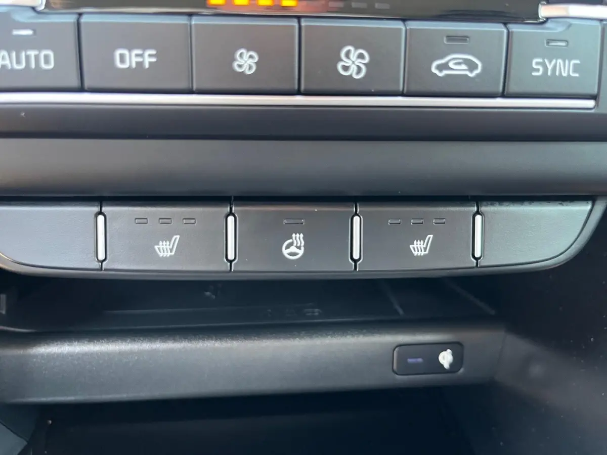 1.0 T-GDi DynamicPlusLine | Apple Carplay / Android Auto | Navigatiesysteem | Stoel + Stuurverwarming | Licht + Regensensor | Parkeersensoren Voor + Achter | Camera Achter | Elektrisch Bedie