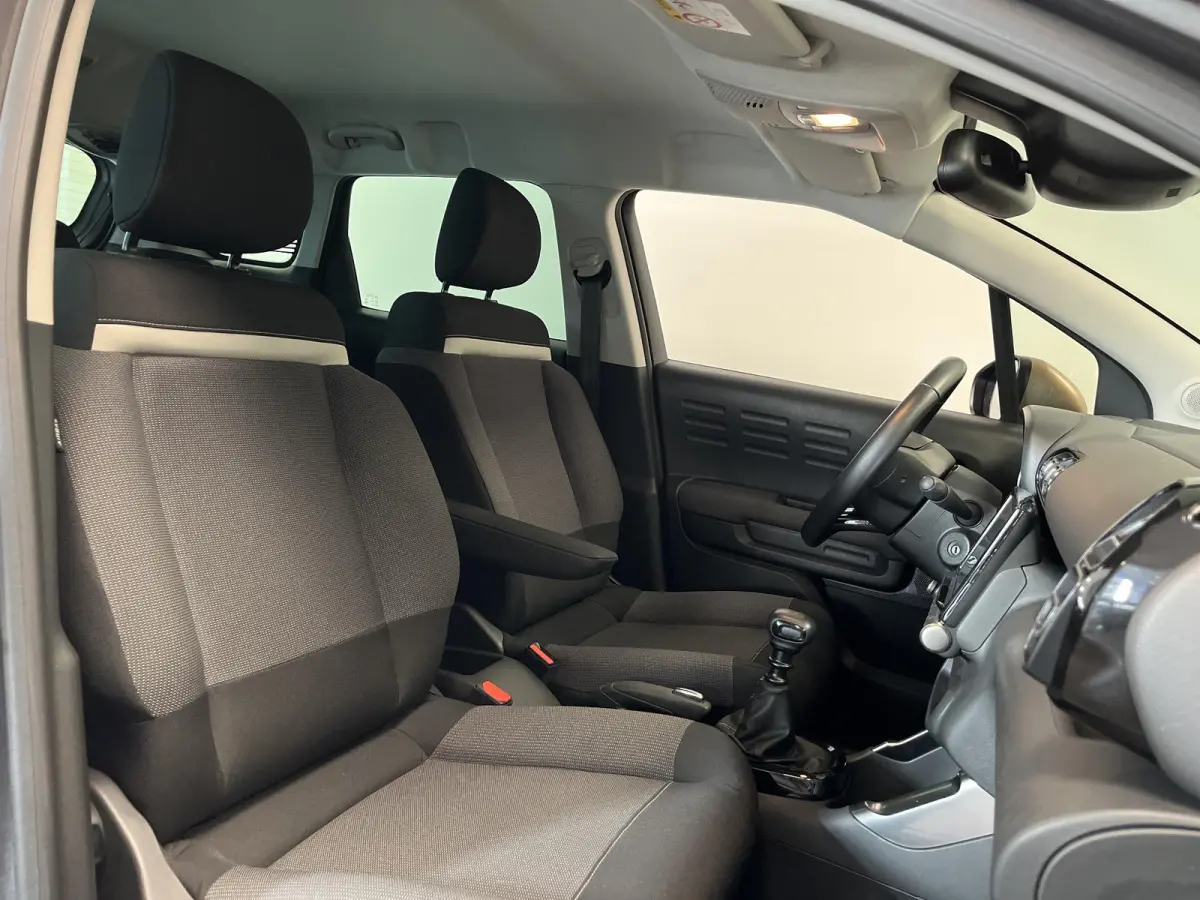 1.2 PureTech Feel | Nav | Apple Carplay/Android Auto | Parkeersensor achter |