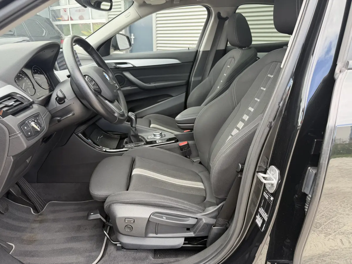 sDrive18i Sport Line Panoramadak Trekhaak LED Sportstoelen