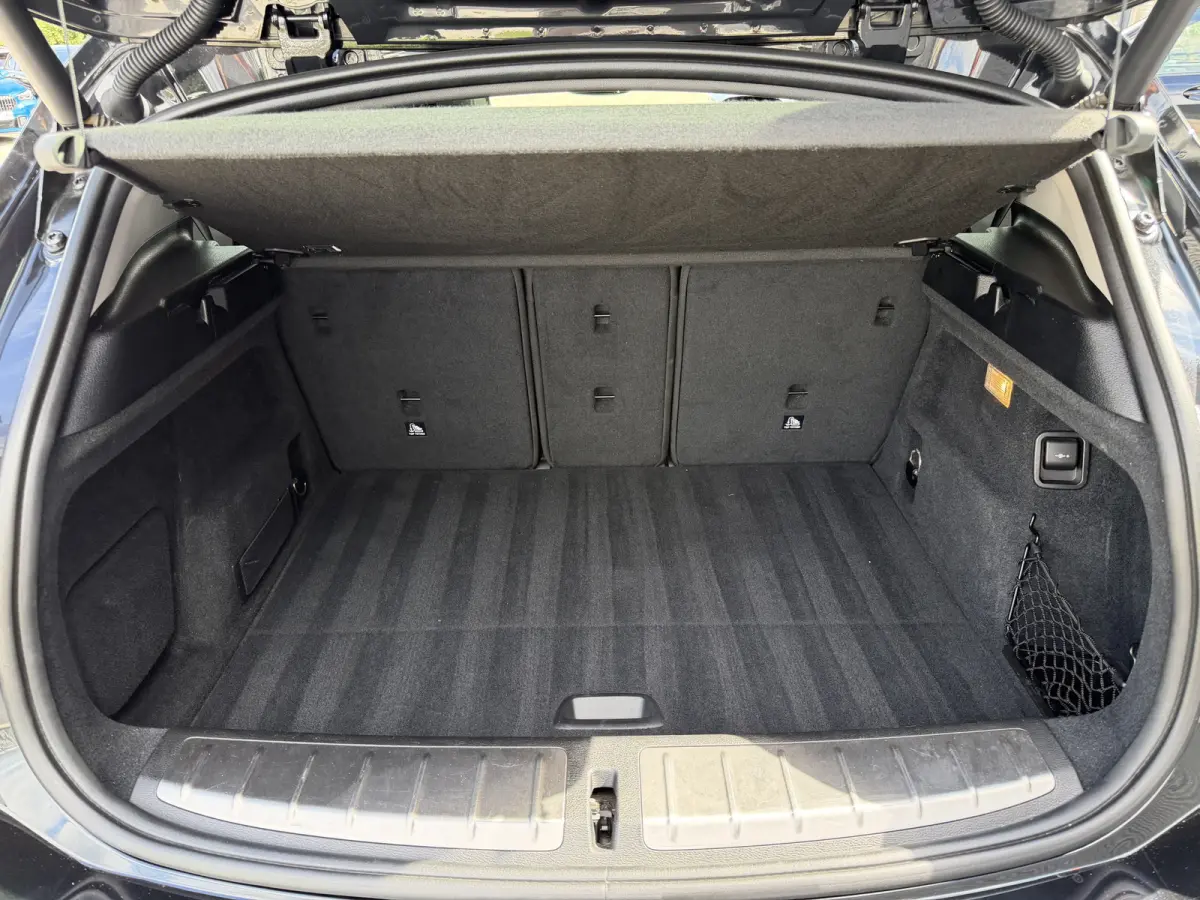 sDrive18i Sport Line Panoramadak Trekhaak LED Sportstoelen