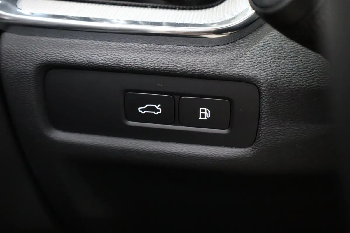 2.0 T6 Plug-in hybrid AWD Plus Dark | Achterbank verwarmd | Apple Carplay/Android Auto|telefoonintegratie premium | Contourstoelen
