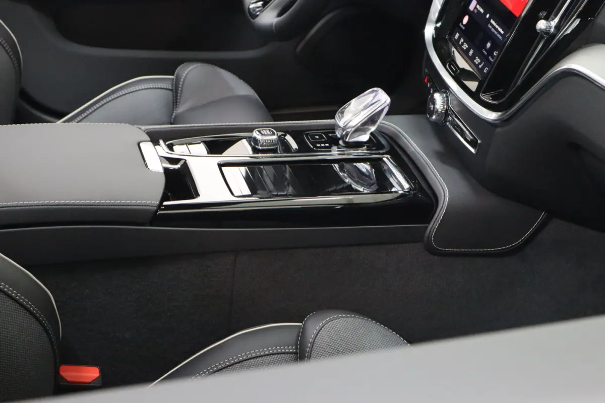 2.0 T6 Plug-in hybrid AWD Plus Dark | Achterbank verwarmd | Apple Carplay/Android Auto|telefoonintegratie premium | Contourstoelen