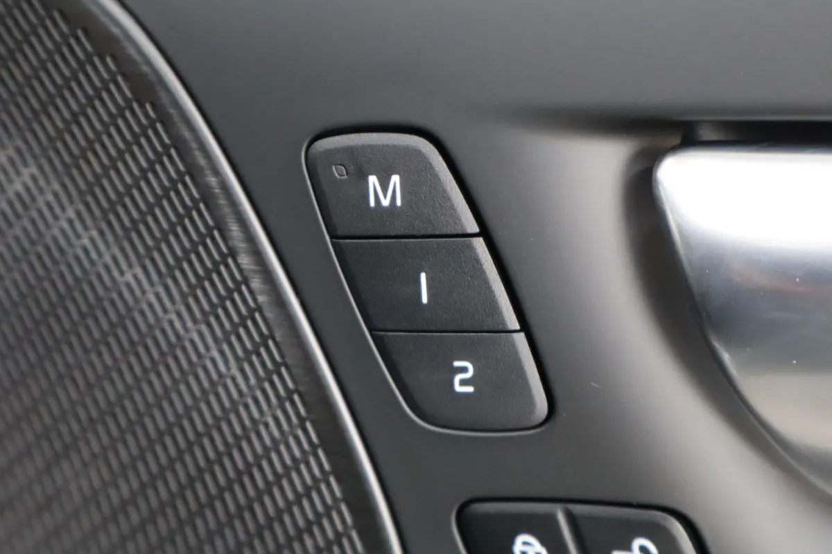 2.0 T6 Plug-in hybrid AWD Plus Dark | Achterbank verwarmd | Apple Carplay/Android Auto|telefoonintegratie premium | Contourstoelen