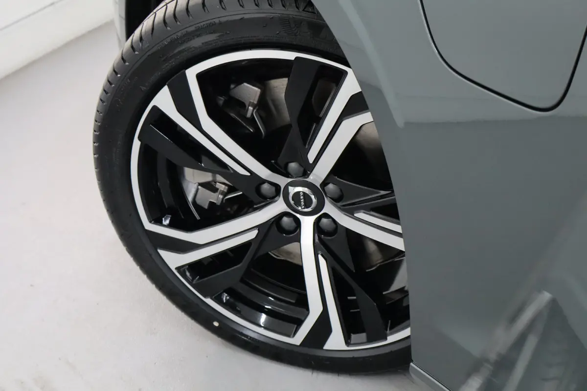2.0 T6 Plug-in hybrid AWD Plus Dark | Achterbank verwarmd | Apple Carplay/Android Auto|telefoonintegratie premium | Contourstoelen