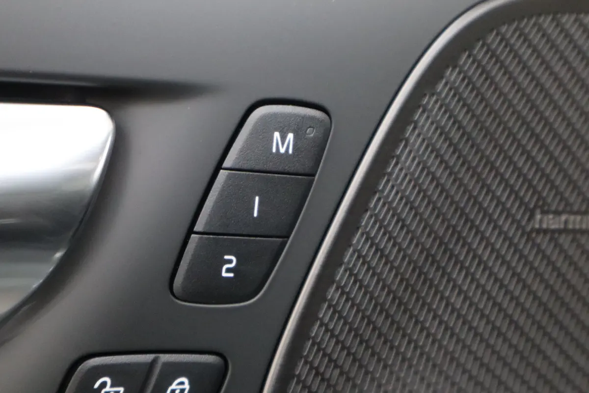 2.0 T6 Plug-in hybrid AWD Plus Dark | Achterbank verwarmd | Apple Carplay/Android Auto|telefoonintegratie premium | Contourstoelen