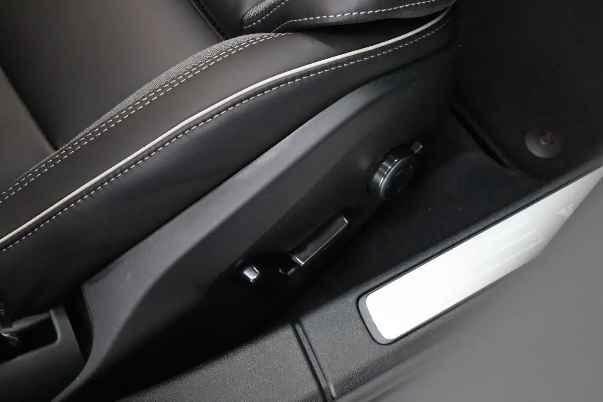 2.0 T6 Plug-in hybrid AWD Plus Dark | Achterbank verwarmd | Apple Carplay/Android Auto|telefoonintegratie premium | Contourstoelen