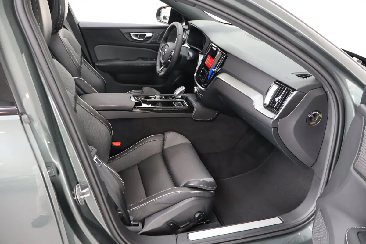 2.0 T6 Plug-in hybrid AWD Plus Dark | Achterbank verwarmd | Apple Carplay/Android Auto|telefoonintegratie premium | Contourstoelen