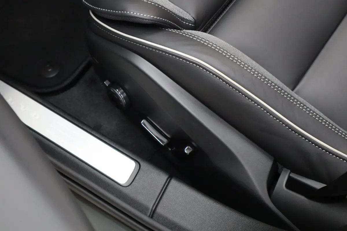 2.0 T6 Plug-in hybrid AWD Plus Dark | Achterbank verwarmd | Apple Carplay/Android Auto|telefoonintegratie premium | Contourstoelen