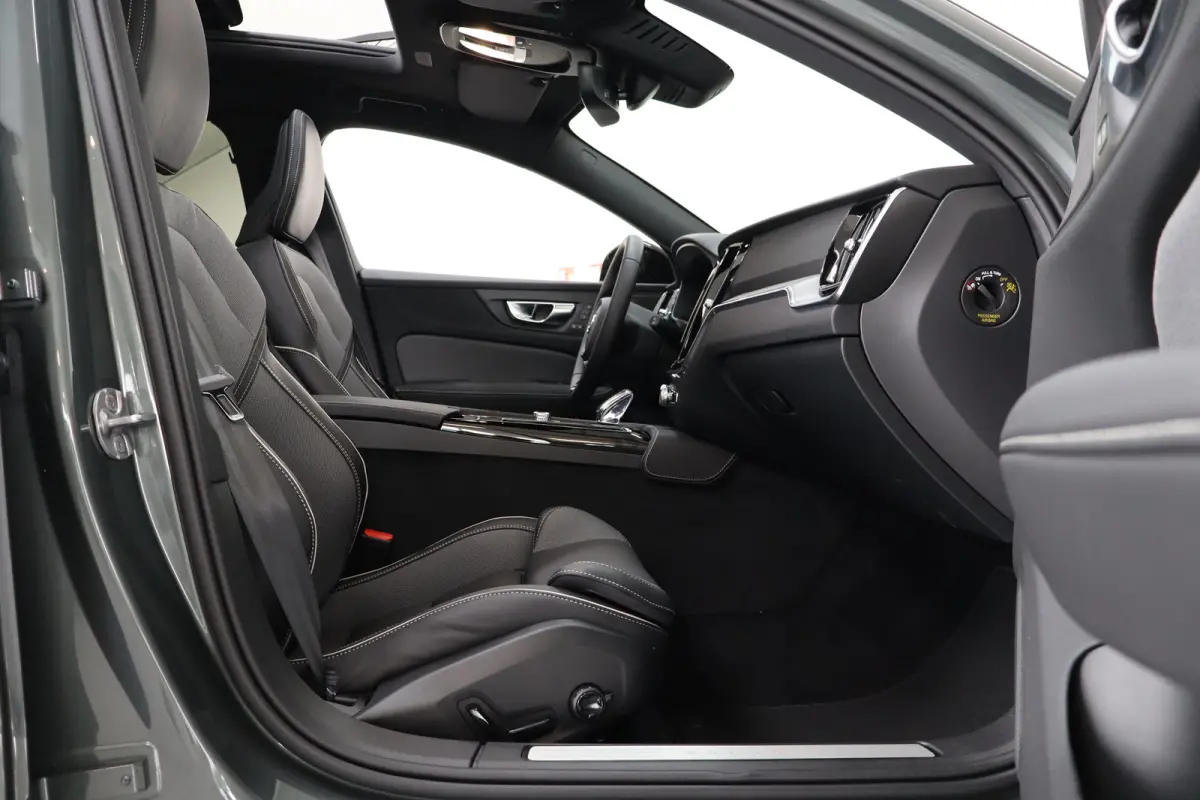 2.0 T6 Plug-in hybrid AWD Plus Dark | Achterbank verwarmd | Apple Carplay/Android Auto|telefoonintegratie premium | Contourstoelen