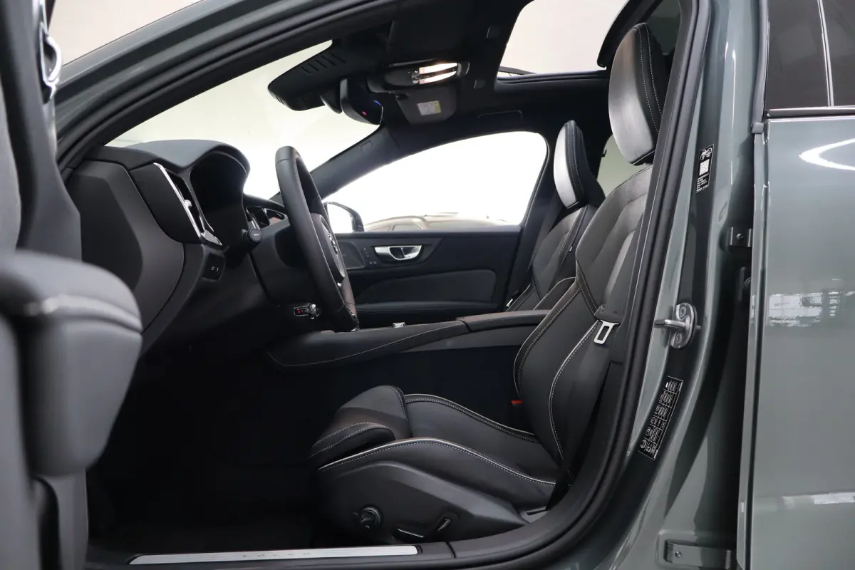 2.0 T6 Plug-in hybrid AWD Plus Dark | Achterbank verwarmd | Apple Carplay/Android Auto|telefoonintegratie premium | Contourstoelen