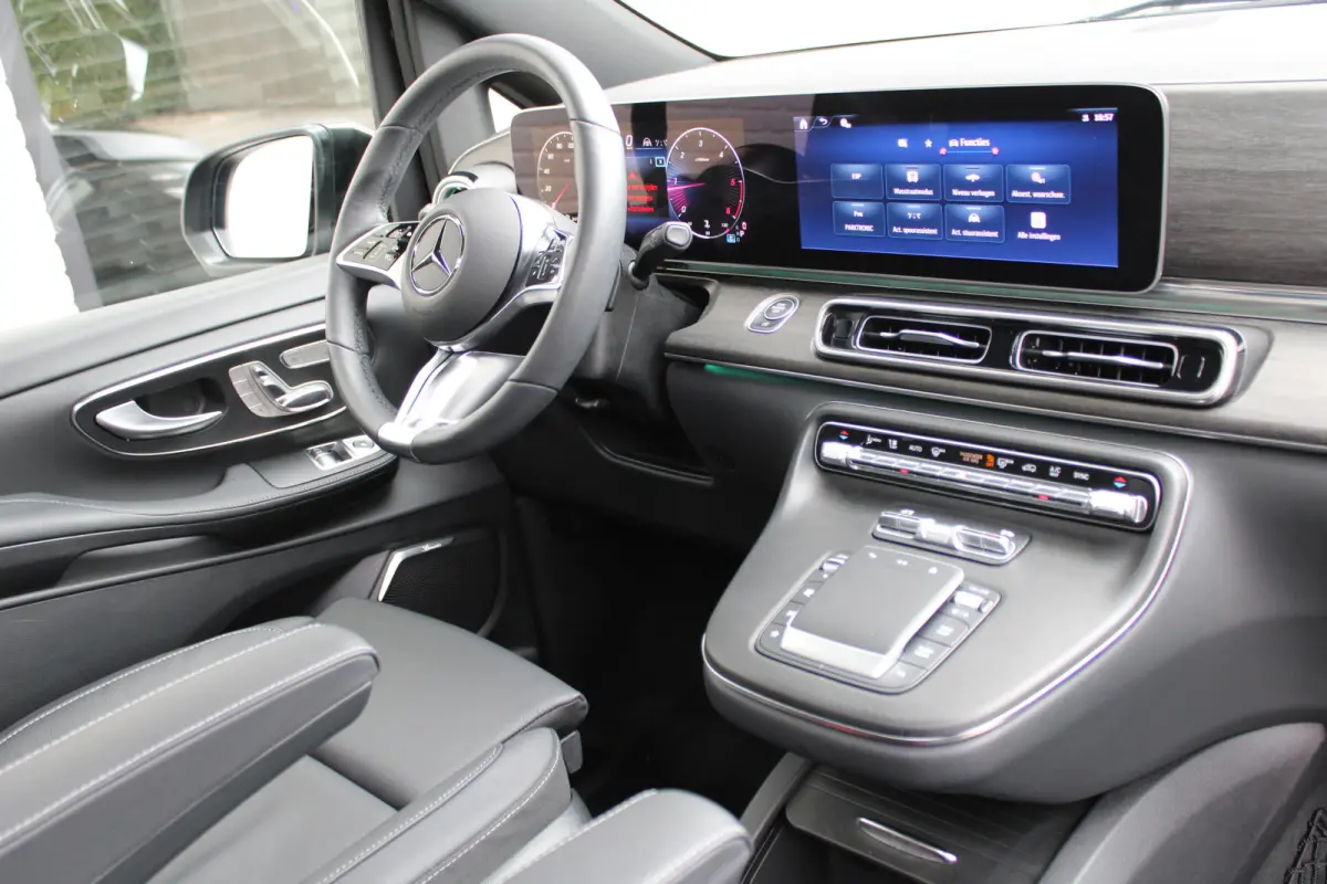 300d / AMG / DC / Luchtvering / Pano / Elec Stoelen / Burmester / Vol Opties / NIEUWSTAAT.